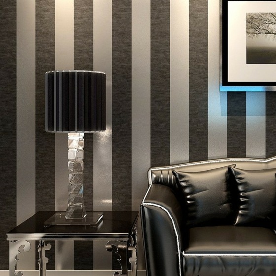 gestreifte-Tapeten-Leder-Mobiliar-Wohnzimmer-schwarze-Tischlampe
