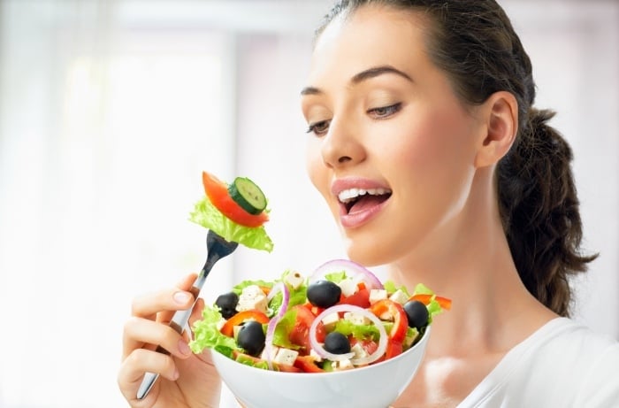 gesund-abnehmen-frische-salate-essen