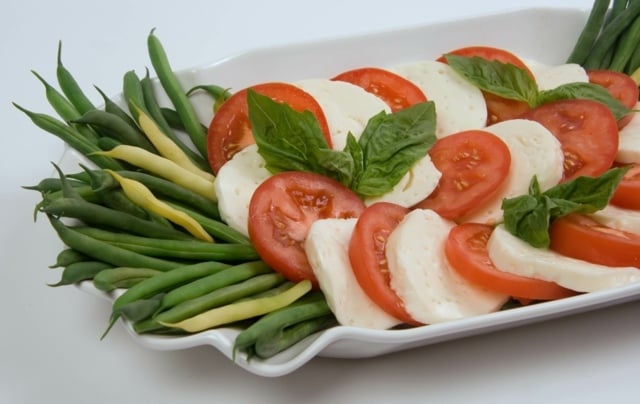 gesunder salat tomaten bohnen mozzarella basilikum
