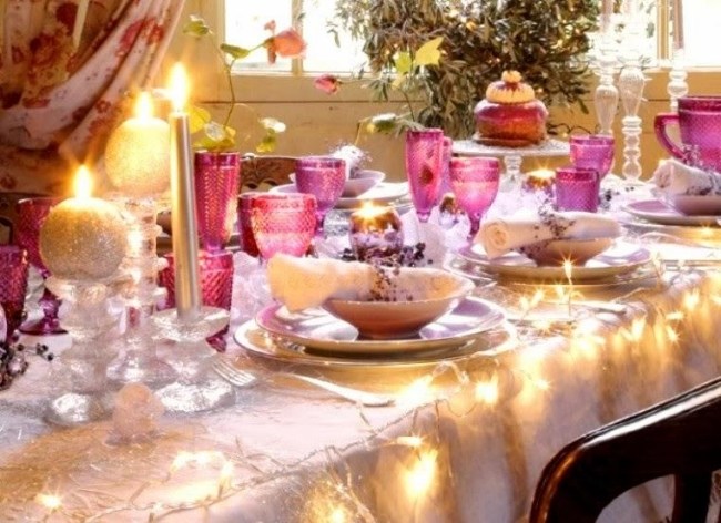 glänzende-tischdeko-weihnachten-farbglas-geschirr-kerzen-romantische-atmosphäre
