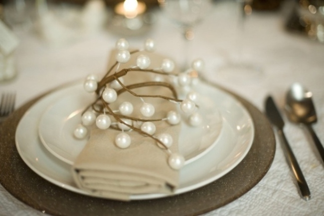 hagebutten-gefärbt-wie-perlen-glänzend-weiß-deko-ideen-diy-weihnachtstafel