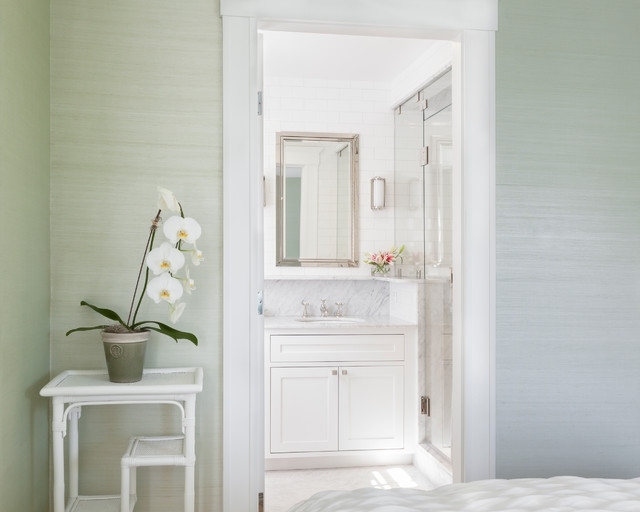 helles-badezimmer-weiße-fliesen-schrank-waschbecken-klassisches-design