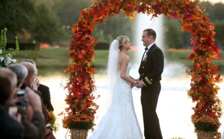 herbst-hochzeitsdeko-freien-pergola-herbstlaub-deko