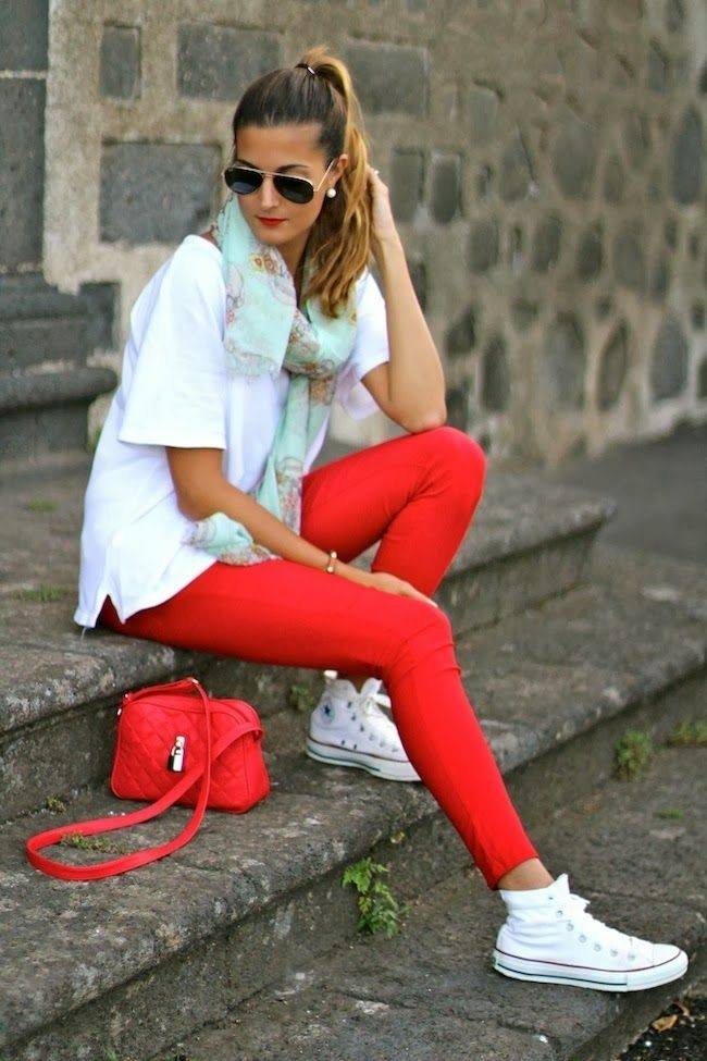 herbst-outfit-sportlich-elegant-weiße-turnschuhe-sneakers-rot-leggings
