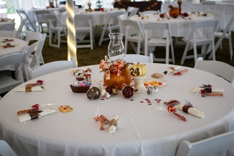 Herbst Tischdekoration zur Hochzeit papier-serviettenringe-tischnummer-mini-kuerbis