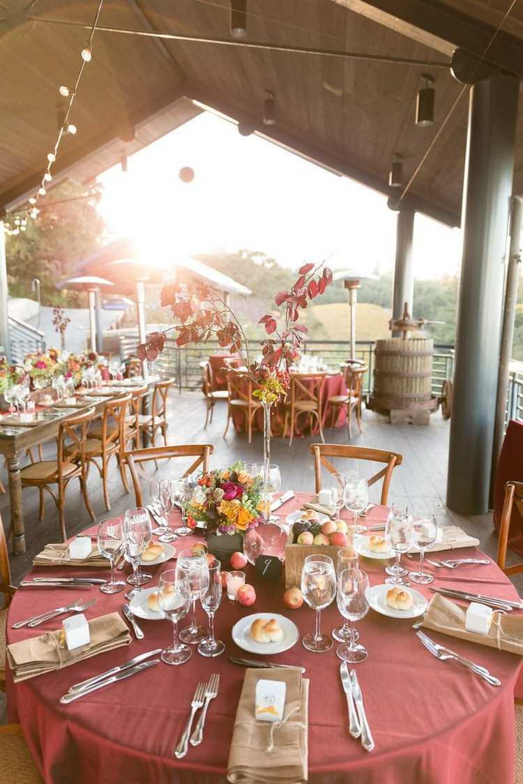 Herbst Tischdekoration zur Hochzeit rote-tischdecke-braune-servietten-apfel-herbstblatter