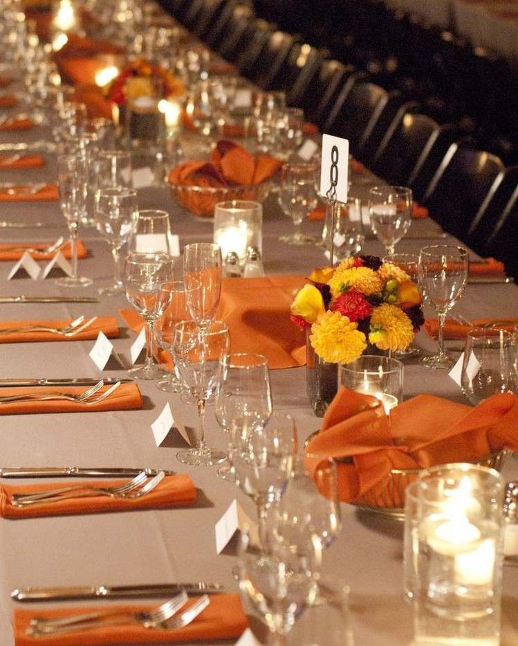 Herbst Tischdekoration zur Hochzeit taupe-orange-servietten-gelbe-blumen