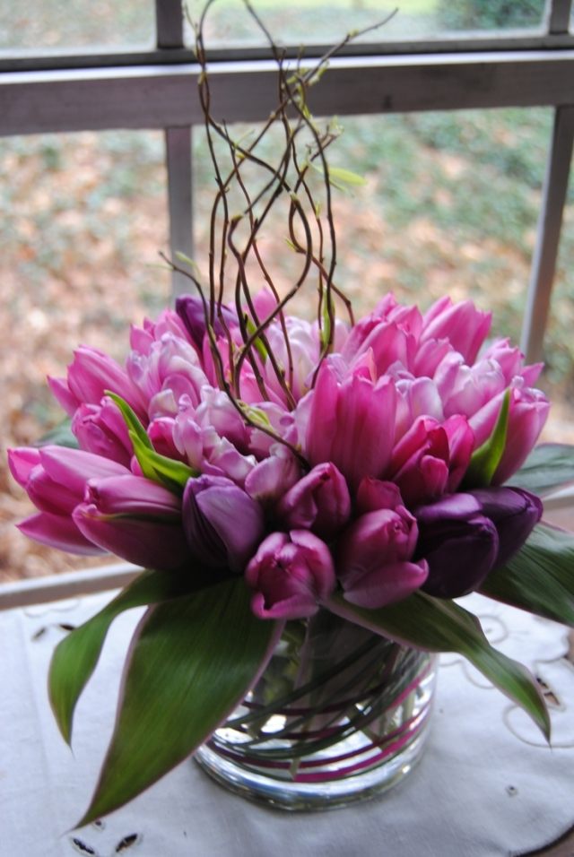hochzeit-fruhling-tischdeko-rosa-lila-tulpen-ranken-vase