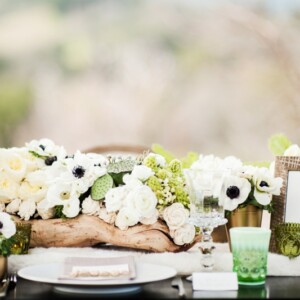 hochzeit im frühling weisse blumen treibholz blumentopf tischnummer