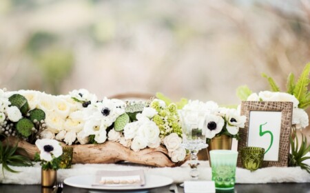 hochzeit im frühling weisse blumen treibholz blumentopf tischnummer