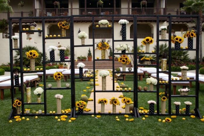 hochzeit-rueckwand-dekorieren-sonnenblumen-hortensien