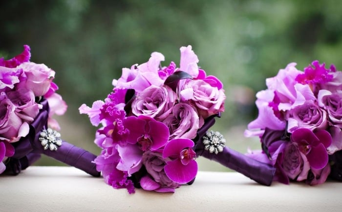 hochzeitsdeko-pflaume-ideen-blumen-rosen-orchideen