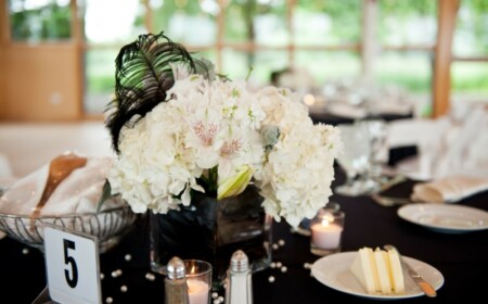 hochzeitstische in schwarz weiss blumen feder akzent dessert tischnummer