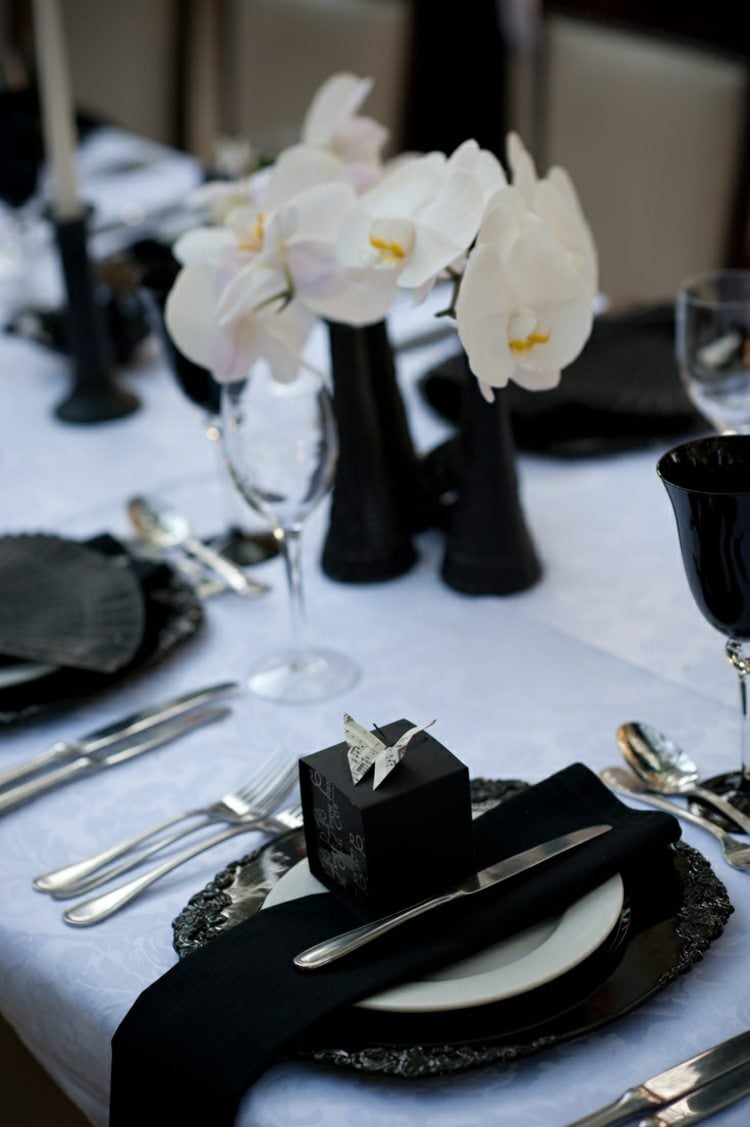 hochzeitstische in schwarz weiß vase orchidee geschenk schmetterling notenpapier