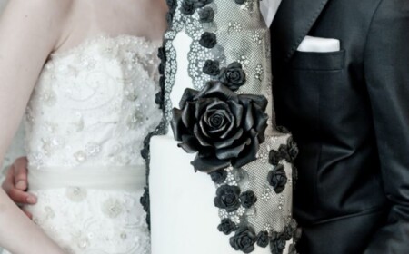 hochzeitstorte-schwarz-weiss-rosen-spitzenstoff