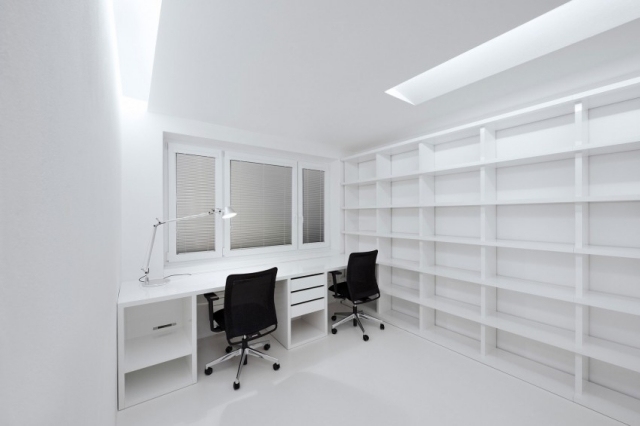 home-office-gestalten-ideen-schlicht-weiß-wandregal-schwarze-drehstühle