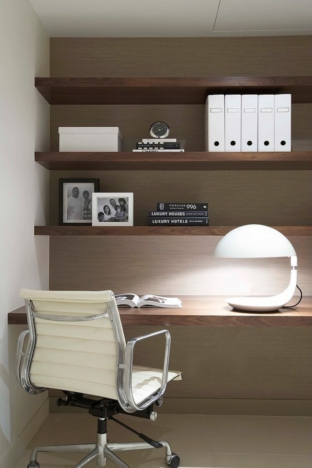 home-office-stuhl-weiß-leder-bezug-designer-tischleuchte-norman-park-penthouse