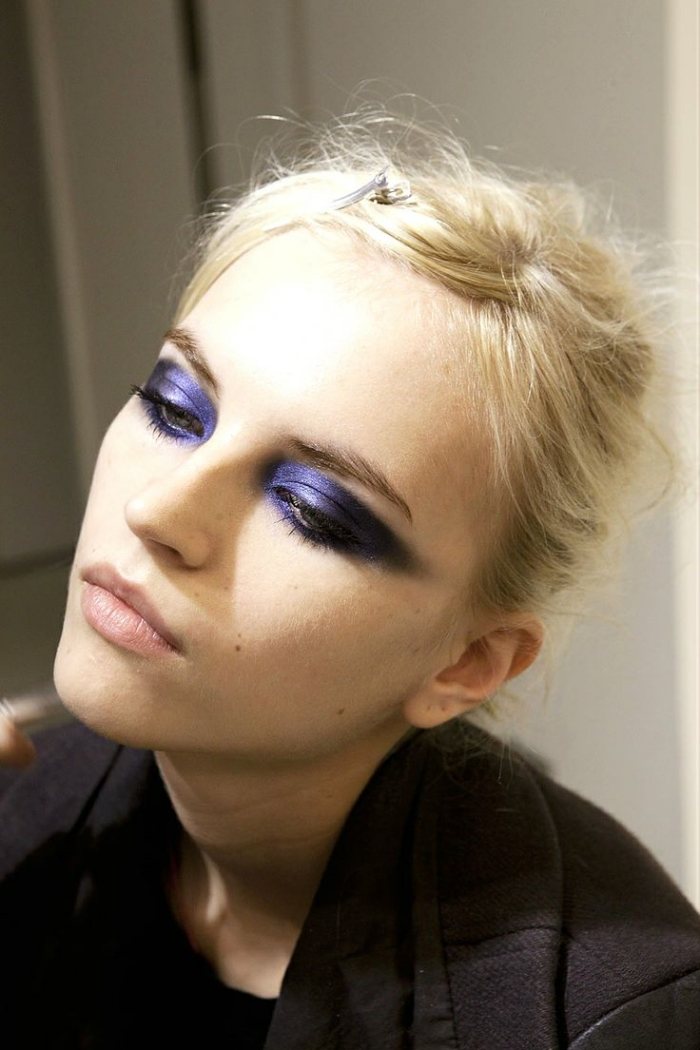ideen-festliches-make-up-weihnachten-blau-violett-helle-gesichtshaut