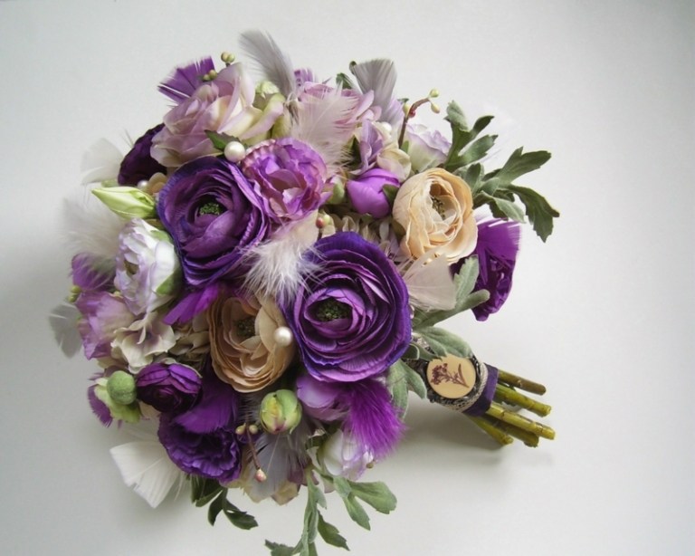 ideen für den hochzeitsstrauß lila rosen idee federn akzente romantisch