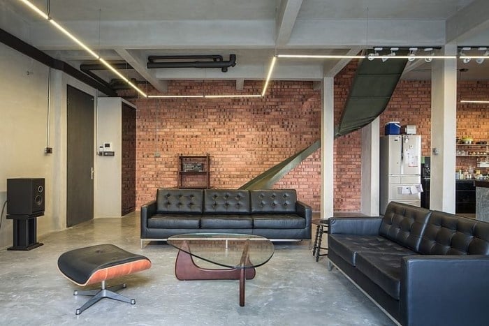ideen-wohnzimmer-einrichten-industrial-chic-backsteinwand-indoor-rutsche
