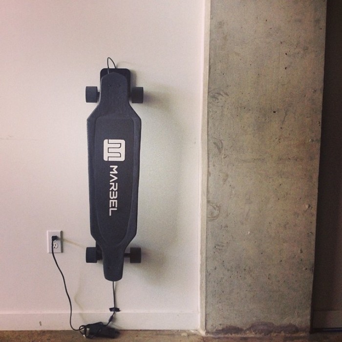 innovatives-design-marbel-skateboard-aufladen-batterien-leichtes-gewicht