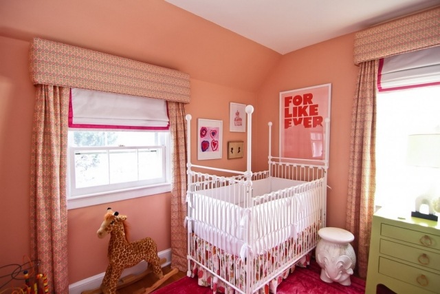 interessante-Wandgestaltung-im-Kinderzimmer-mit-MIschfarbe-Apricot-Lachs