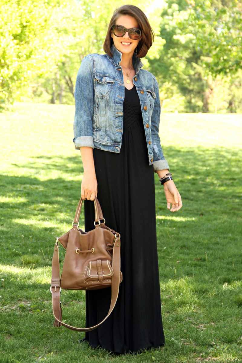 jeansjacke kombinieren lang kleid schwarz leder tasche braun