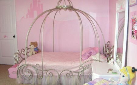 kinderzimmer für kleine maedchen kutsche aschenputtel bett metall-silber rosa interieur