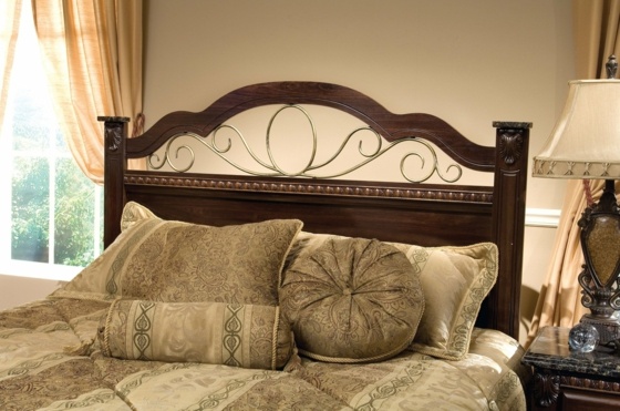 klassische-Bettdecke-auf-Massivholz-Luxusbett