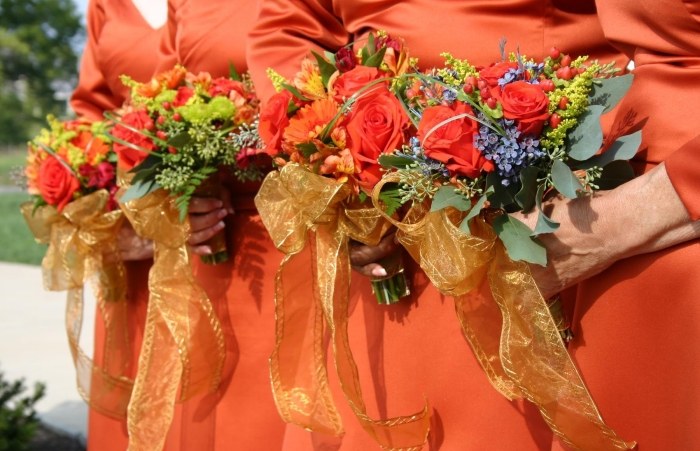 Kleid der Brautjungfern -herbst-hochzeit-orange-goldene-schleifen
