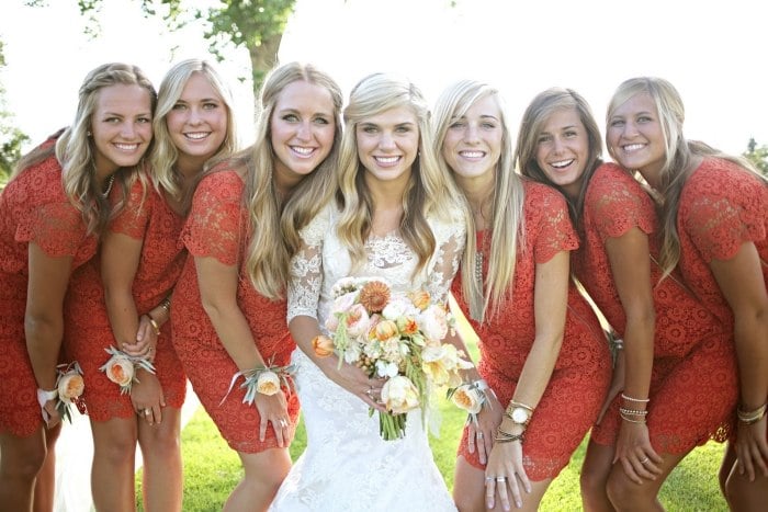 Kleid der Brautjungfern herbst-hochzeit-orange-spitzenstoff-kurz
