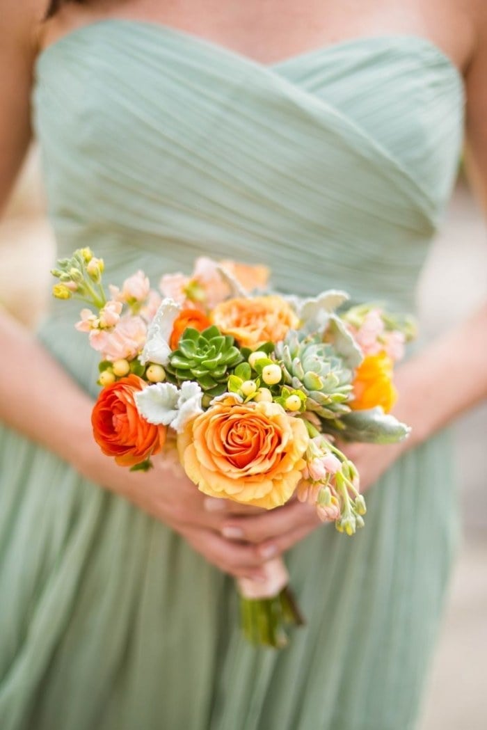 Kleid der Brautjungfern herbst-hochzeit-pastelgruen-blumenstrauss-orange-rosen