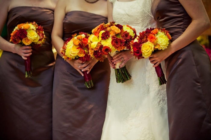 Kleid der Brautjungfern herbst-hochzeit-schokobraun-lang-blumenstrauss-herbsttoene