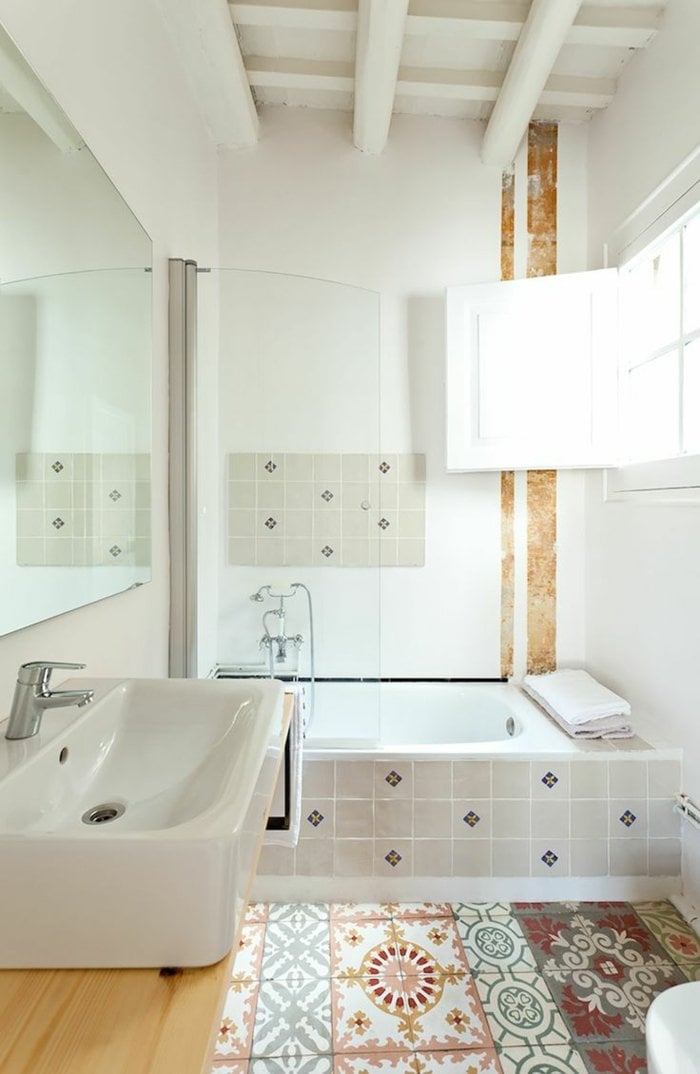 kleine badezimmer einrichten badewanne dusche weiße fliesen muster