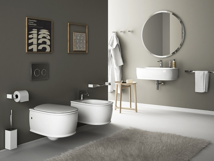 kleines-Badezimmer-weiße-Keramik-Sanitärtechnik-wandmontiert-wc-bidet