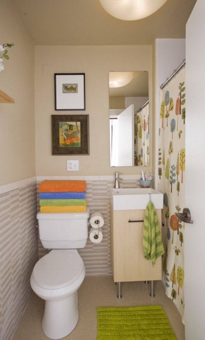 kleines-badezimmer-fliesen-wandfarbe-beigeton-duschvorhang