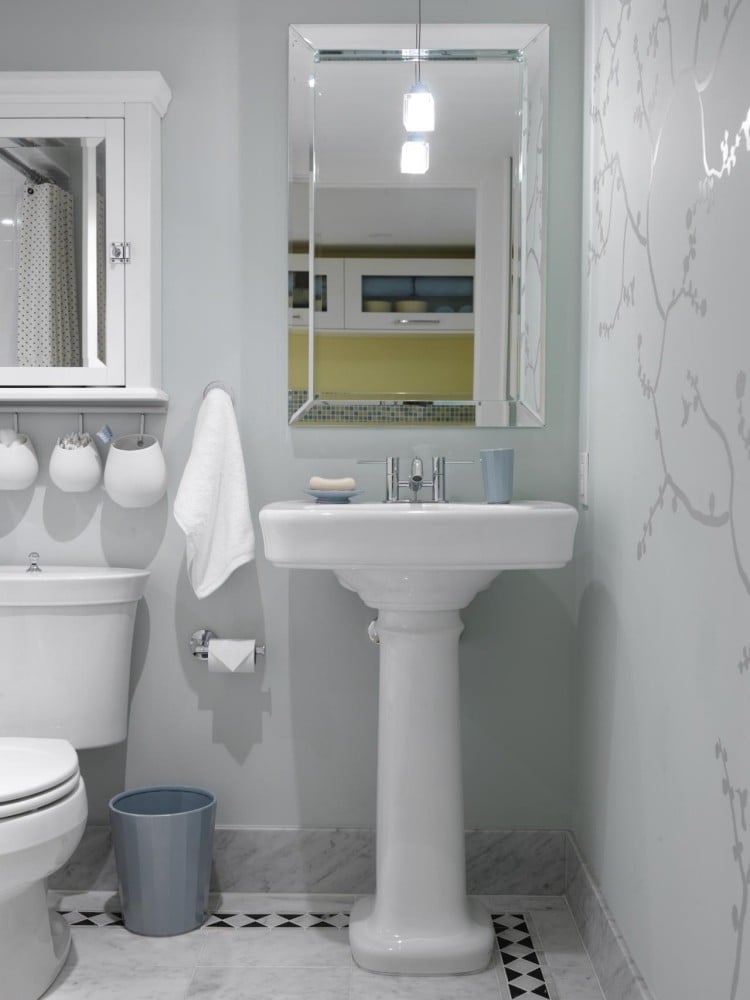 kleines-badezimmer-schlicht-weiss-sanitaer-vintage-flair-wandtattoo-spiegel