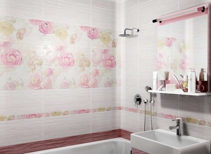 kleines-badezimmer-wandfliesen-ideen-creme-rosa-rosenmuster