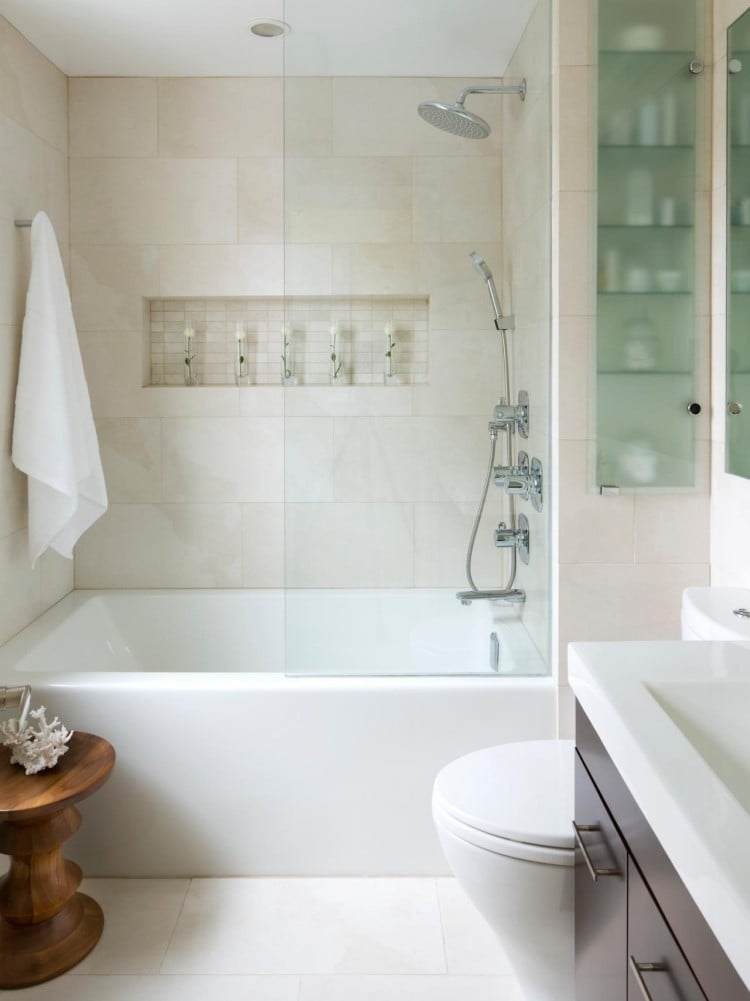 kleines-badezimmer-weiss-badewanne-dusche-klo-stauraum-regale-eingebaut