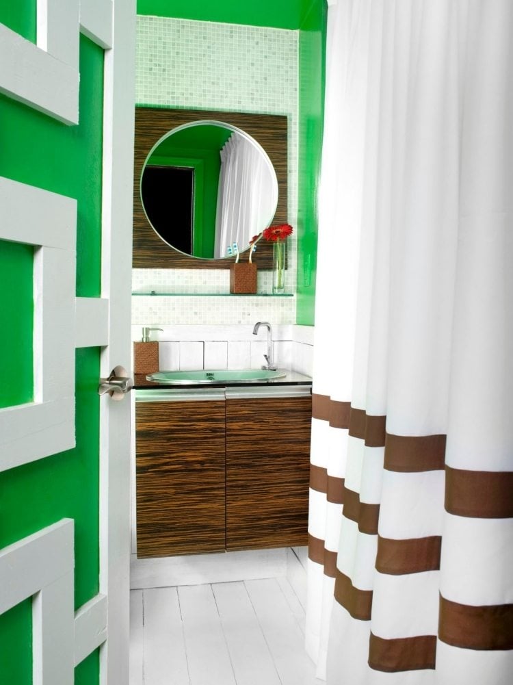 kleines-badezimmer-weiss-braun-gruen-duschvorhang-spiegel-rund