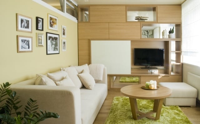 kleines-wohnzimmer-einrichtung-farben-creme-pastellgelb-grun-holz-wohnwand