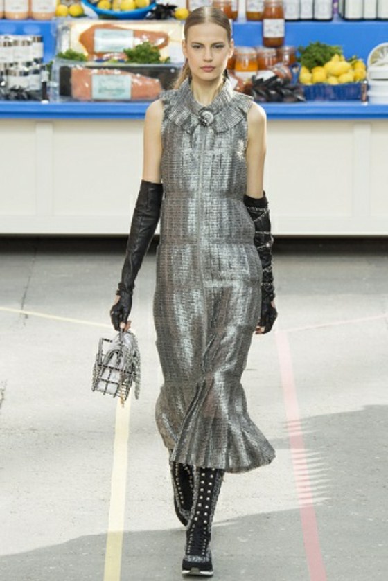 kurzarmiges-Kleid-in-Silberglanz-Stiefel-mit-Schnürsenkel-graues-Outfit