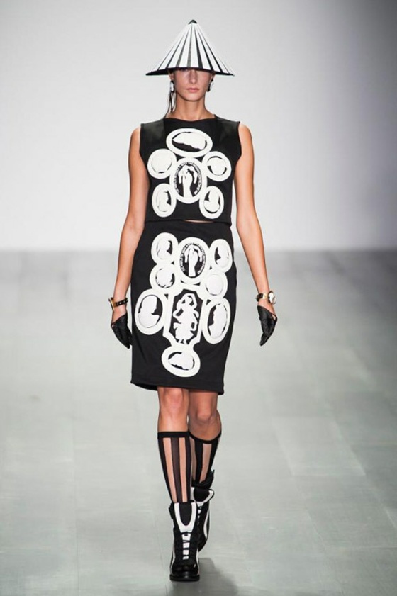 kurzes-schwarzes-Kleid-mit-Barock-Textildruck-mit-Gesichter
