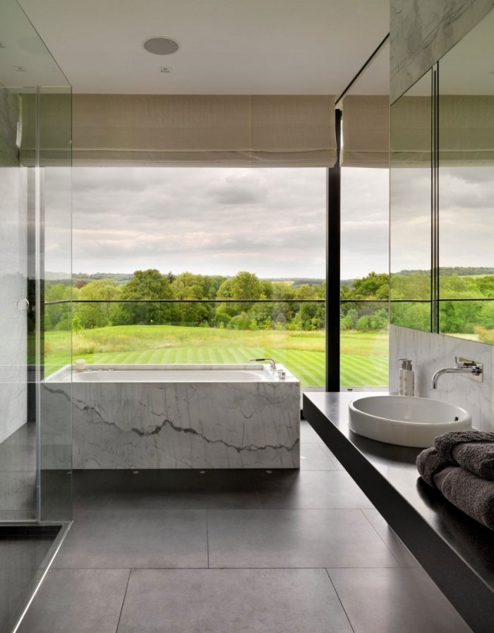 luxus-badezimmer-edle-materialien-freistehende-badewanne-weiß-marmor