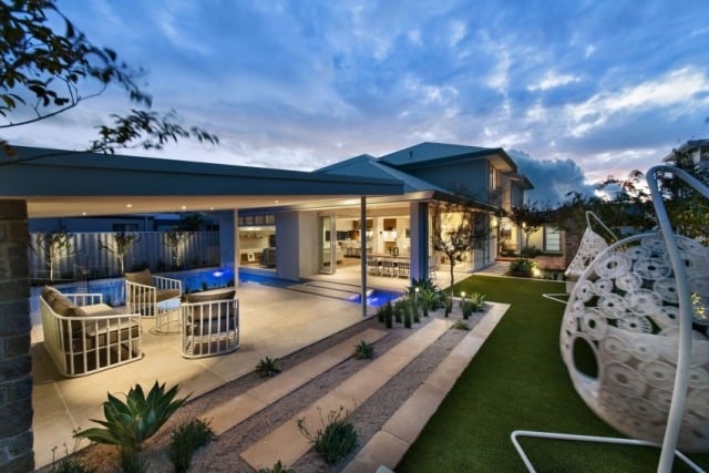 luxus-wohnhaus-an-der-australischen-küste-weitläufige-terrasse-garten