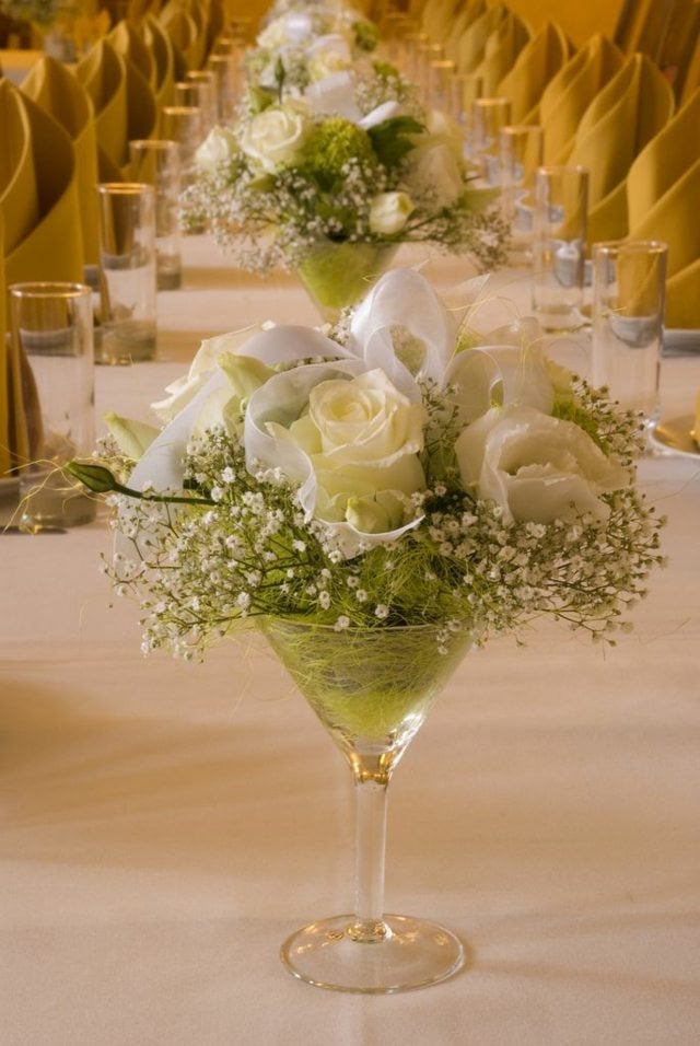 martini glas blumenstrauß weiße rosen hochzeit deko