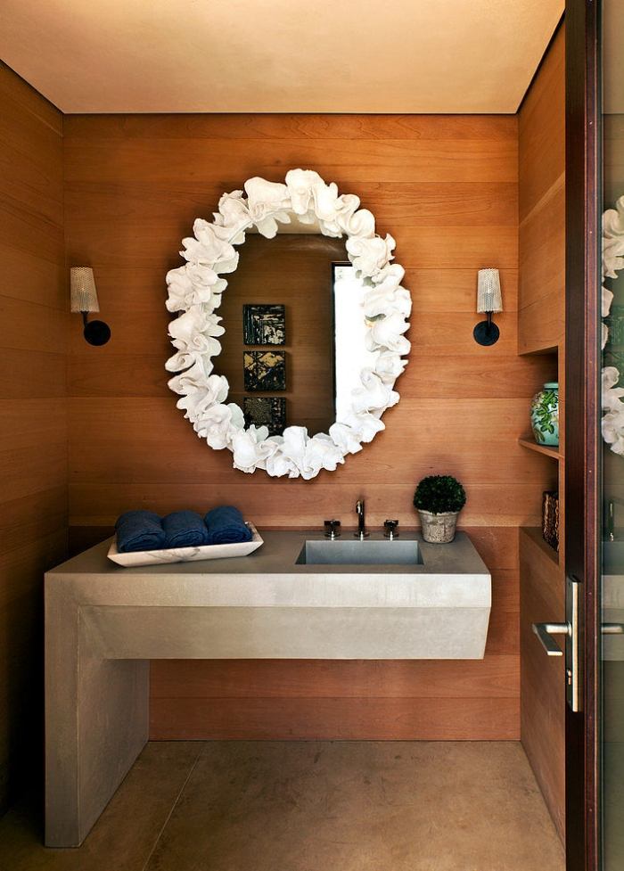 minimalistisches-waschbeckenboard-badezimmer-wandgestaltung-holz-spiegel-verziert