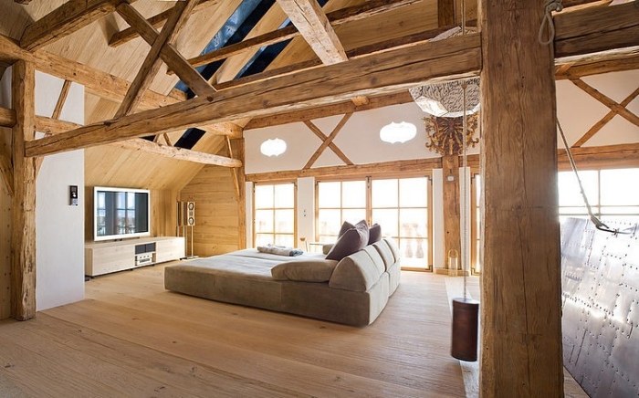 minimalistisches-wohnzimmer-chalet-stil-balkendecke-wohnwand-design-ausziehbares-sofa