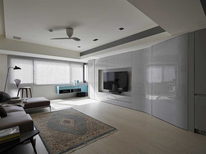 minimalistisches-wohnzimmer-einbaugeräte-hochglanz-wandsystem-oriental-teppich
