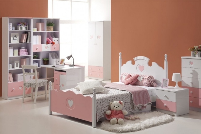 mischfarben-Wandgestaltung-im-Kinderzimmer-möbel-verspielt-für-mädchen